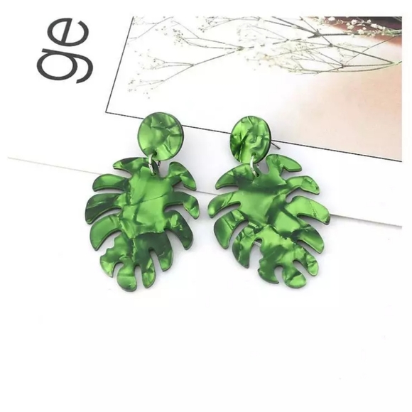 🔹️Green Tortoise Leaf Acrylic Statement Earrings - Picture 3 of 5